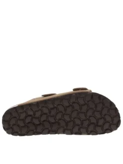 Mules en cuir taupe à talon plat et boucles à ardillon argentées