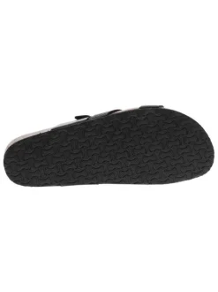 Mules noires avec un talon compensé bas et une boucle à ardillon