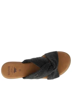 Mules noires à semelle plate avec des brides croisées à l'avant
