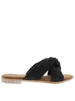 Mules noires à semelle plate avec des brides croisées à l'avant