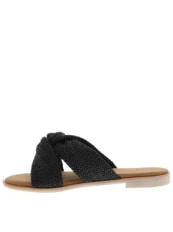 Mules noires à semelle plate avec des brides croisées à l'avant