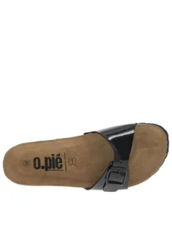 Mules noires vernies avec un aspect liège et une boucle à ardillon sur la bride