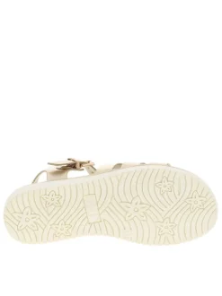 Nu-pieds or avec un talon plat et une boucle à ardillon dorée