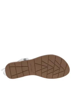 Nu-pieds argentés avec détails métalliques un talon plat et boucle à ardillon