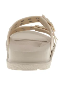 Nu-pieds beiges avec un talon plat et 2 boucle à ardillon avec clous