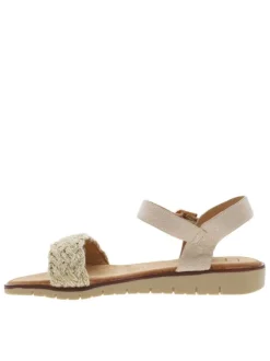 Nu-pieds beige à semelle à talon compensé bas avec une boucle à ardillon