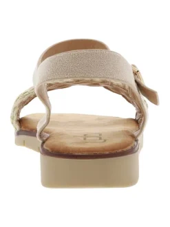 Nu-pieds beige à semelle à talon compensé bas avec une boucle à ardillon