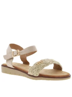 Nu-pieds beige à semelle à talon compensé bas avec une boucle à ardillon