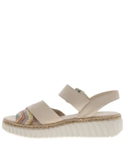 Nu-pieds beiges à semelle compensée et une fermeture à boucle à ardillon