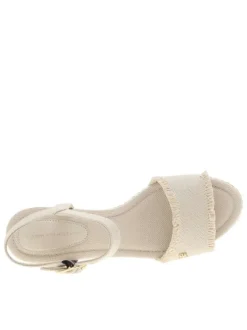 Nu-pieds beiges à talon compensé avec une fermeture à boucle à ardillon