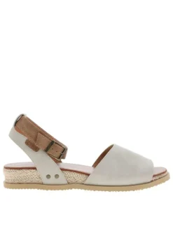 Nu-pieds beiges à talon compensé bas avec une boucle à ardillon