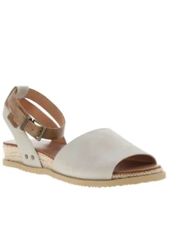 Nu-pieds beiges à talon compensé bas avec une boucle à ardillon