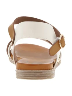 Nu-pieds blancs et marron avec une boucle à ardillon et des détails métalliques