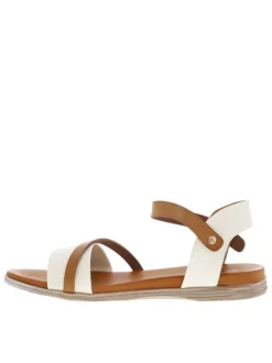 Nu-pieds blancs et marron avec une boucle à ardillon et des détails métalliques