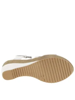 Nu-pieds blancs à talon compensé haut avec une boucle à ardillon