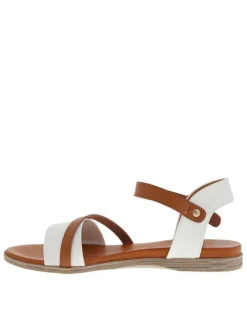 Nu-pieds blancs à talon plat avec une fermeture à boucle à ardillon