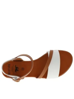 Nu-pieds blancs à talon plat avec une fermeture à boucle à ardillon