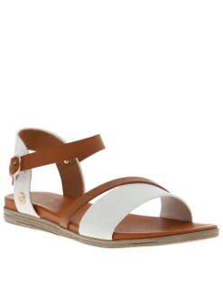 Nu-pieds blancs à talon plat avec une fermeture à boucle à ardillon