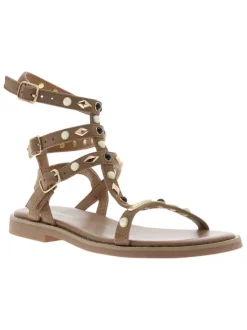 Nu-pieds caramel hauts en cuir avec un talon plat et une boucle à ardillon
