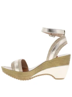Nu-pieds dorés aspect métallisé avec boucle à ardillon et talon compensé haut
