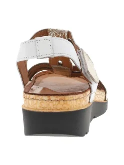 Nu-pieds en cuir blancs et dorés avec talon semi-compensé et bride ajustable