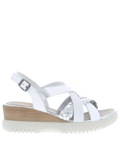 Nu-pieds en cuir blancs à semelle beige avec talon compensé et détails argentés