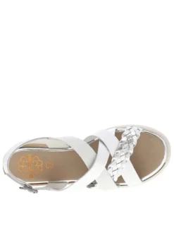 Nu-pieds en cuir blancs à semelle beige avec talon compensé et détails argentés