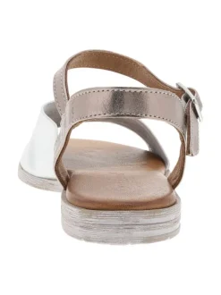 Nu-pieds en cuir blancs à semelle plate et à boucle à ardillon
