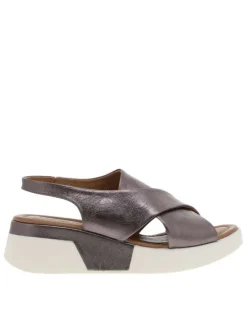 Nu-pieds en cuir bronze à semelle compensée et un soufflet élastiqué à l'arrière