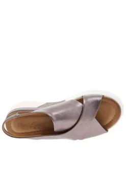 Nu-pieds en cuir bronze à semelle compensée et un soufflet élastiqué à l'arrière