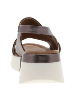 Nu-pieds en cuir bronze à semelle compensée et un soufflet élastiqué à l'arrière