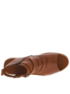 Nu-pieds en cuir cognac à talon plat et à boucle à ardillon dorée