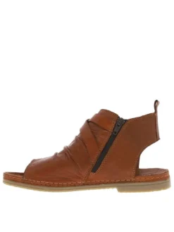 Nu-pieds en cuir cognac à talon plat et à boucle à ardillon dorée