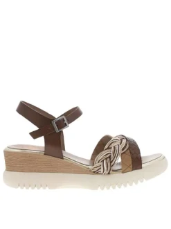 Nu-pieds en cuir moka à talon compensé avec boucle à ardillon