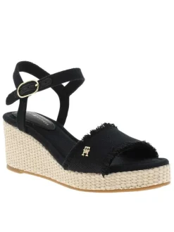 Nu-pieds en cuir noirs avec un talon compensé et une boucle à ardillon