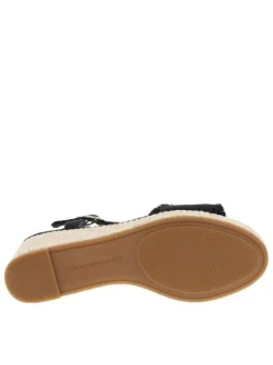 Nu-pieds en cuir noirs avec un talon compensé et une boucle à ardillon