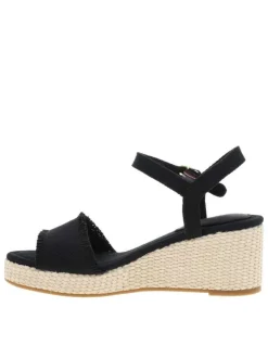 Nu-pieds en cuir noirs avec un talon compensé et une boucle à ardillon