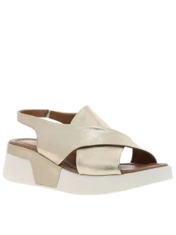 Nu-pieds en cuir or à semelle compensée et un soufflet élastiqué à l'arrière