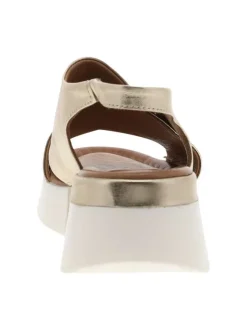 Nu-pieds en cuir or à semelle compensée et un soufflet élastiqué à l'arrière