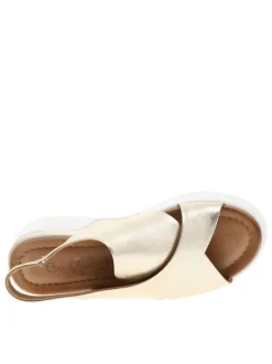 Nu-pieds en cuir or à semelle compensée et un soufflet élastiqué à l'arrière