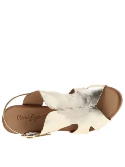 Nu-pieds en cuir or à semelle décrochée haute et à boucle à ardillon