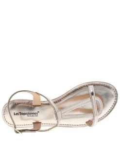 Nu-pieds en cuir or à semelle plat et une fermeture à boucle à ardillon