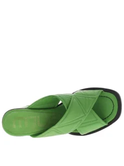 Nu-pieds en pur cuir vert à enfiler, brides croisées et talon décroché haut