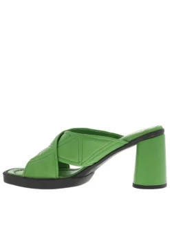 Nu-pieds en pur cuir vert à enfiler, brides croisées et talon décroché haut