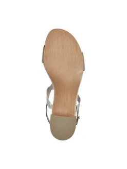 Nu-pieds gris à talon décroché moyen et une boucle à ardillon