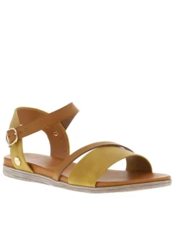Nu-pieds jaunes et marron avec boucle à ardillon et détails métalliques dorés