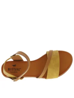 Nu-pieds jaunes et marron avec boucle à ardillon et détails métalliques dorés
