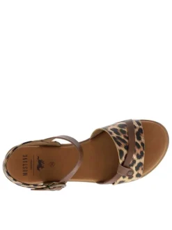 Nu-pieds léopard à semelle plate avec une fermeture à boucle à ardillon