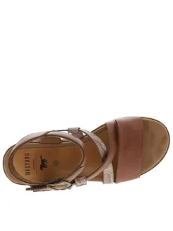 Nu-pieds marron avec une semelle compensée et des boucles à ardillon