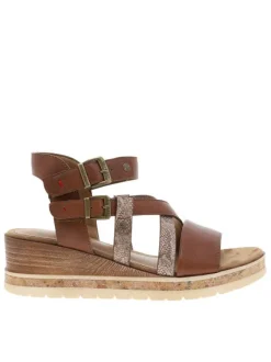 Nu-pieds marron avec une semelle compensée et des boucles à ardillon